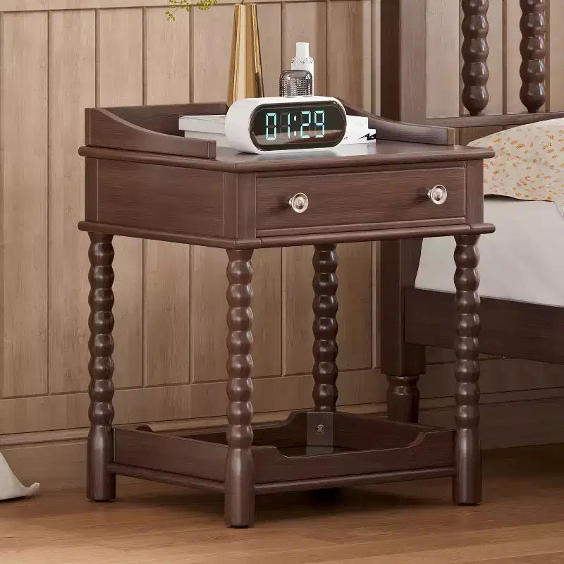 Comodino retrò con cassetto e ripiano aperto, tavolino da notte con gambe tornite e maniglia in metallo, tavolino finale per camera da letto