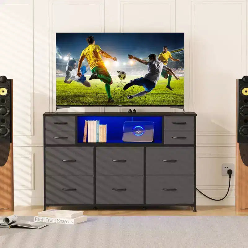 Comò a 10 cassetti in tessuto, mobile TV da centro di intrattenimento con presa di corrente e luce LED per TV da 45-55 pollici, cassettiera con piano in legno per camera da letto