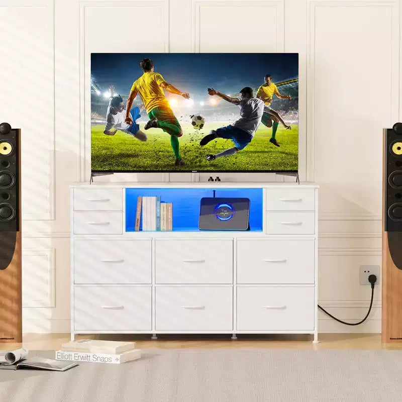 Comò a 10 cassetti in tessuto, mobile TV da centro di intrattenimento con presa di corrente e luce LED per TV da 45-55 pollici, cassettiera con piano in legno per camera da letto